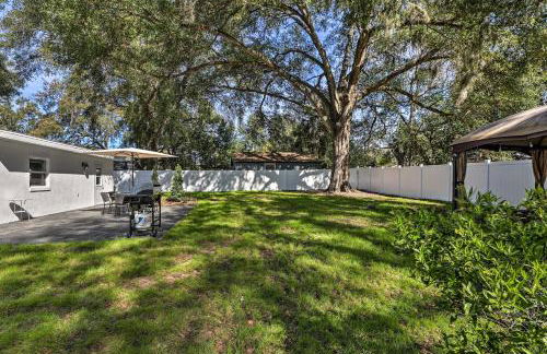 Chic Home with Fire Pit and Patio, Walk to Lake! - Foto 32