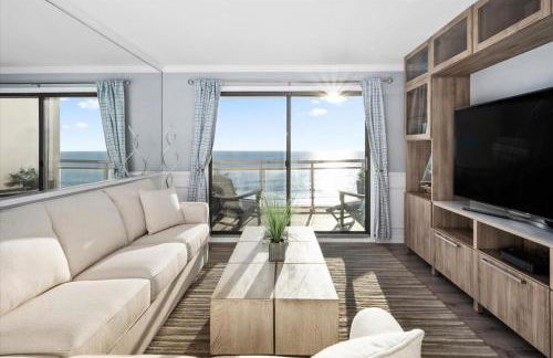 Oceanfront 2 Bedroom Modern Beach Condo w Pool - Foto 1