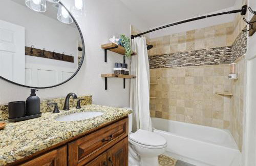 5BD 2BA w Backyard Oasis Pool Jacuzzi Firepit - Foto 22