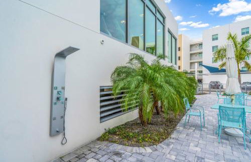 Waterside Retreat: Modern 2BR, Mins to Beach & Apt - Photo 42