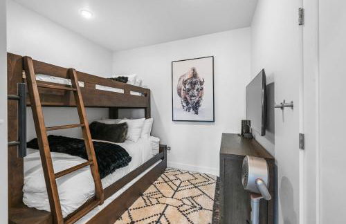 4-Season Modern Mountain Penthouse with Private Hot Tub & Scenic Views - Foto 8