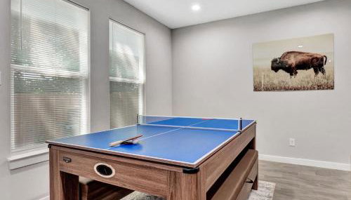 Waxahachie Walkup Backyard Oasis 1 Mi to DWTN Professionally Managed By Stay Albatross - Foto 2, Game Room