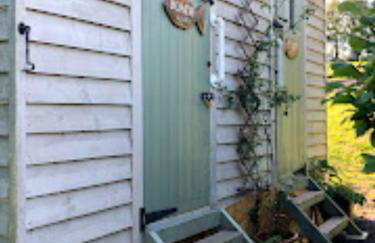 Charming tranquil Shepherds Hut with lakeside balcony 'Roach' - Foto 23