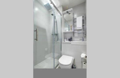 Three Bedroom Apartment by Beautiful Park - Photo 43