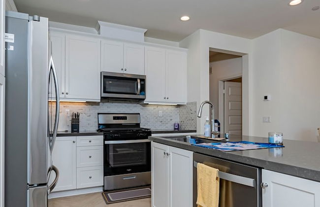 Luxurious Ontario Townhouse Ideal Family Retreat - Photo 41