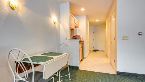 Near Lake Huron Shoreline! Studio with Resort Perks - Foto 2