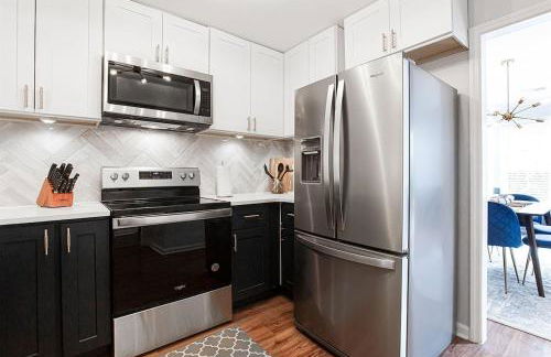 Lux Home-mins to Truist Park wKing pet friendly - Foto 24