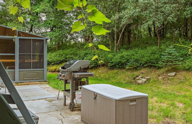 Inn the Poconos by Avantstay Private Lake Access Enclosed Hot Tub - Photo 35