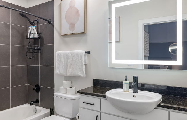 Spacious 2BD With Private Balcony and Free Parking 2 - Foto 17