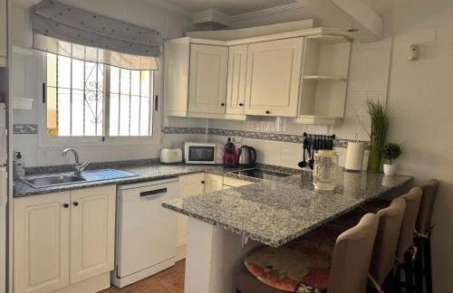 En perle med plass til voksne og familien, solfylt terrasse 5 min fra stranden - Foto 8