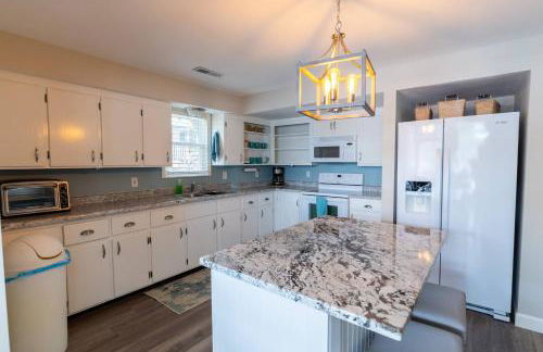 Charming Waterfront Cabin - Sleeps 10 - Photo 32