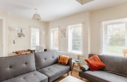 Cosy House- Sleeps 7 Centrally Located Free Parking, Fast WIFI Smart Tv with Sky and Netflix Business Travellers Relocators Leisure Welcome - Foto 1