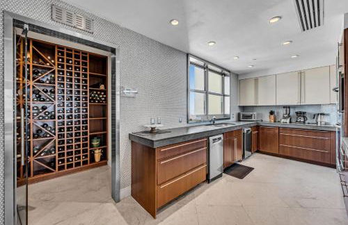 Crown Jewel of Ocean Drive- 2 story Penthouse, 4 Bedrooms & Private rooftop spa - Foto 61