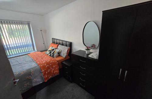 Lovely 3 Bed Ground Floor Apartment Near QE Hospital Harborne Birmingham New - Photo 6