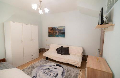 Mary's Downtown Home - a stroll away from Mount Vermio - Photo 6