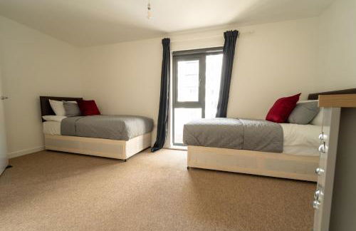 Spacious Apartment in Woking Town Centre - Photo 5