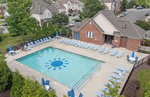 Entire home in prime Raleigh with community pool, dog park and golf course - Photo 30