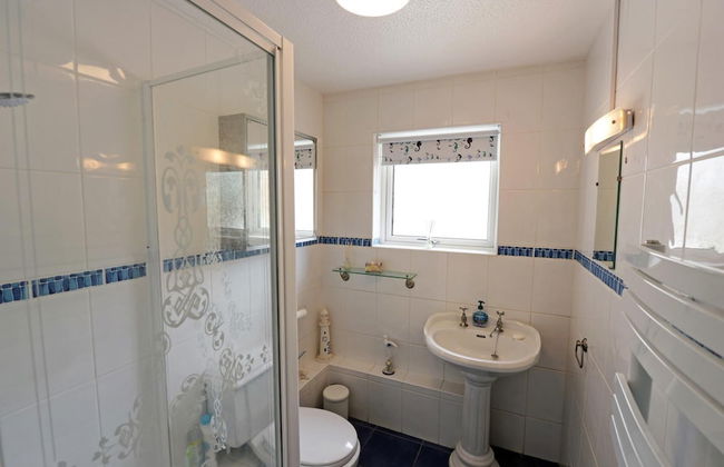 Valley Retreat - Peaceful Location, Walk to Beach, Parking - Photo 17