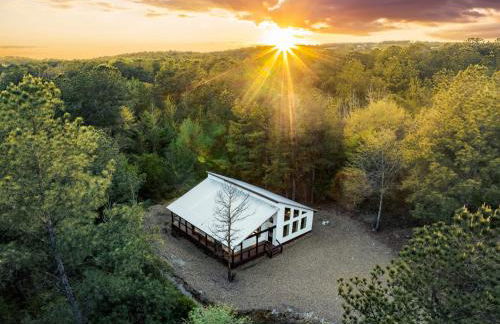 NEW Farmhouse-Chic Cabin with Hot Tub & Firepit - Foto 33