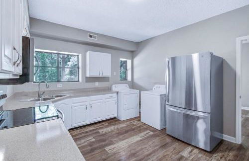 Large Hillside Retreat with Pool and Hot Tub - Foto 17