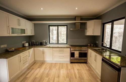 Countryside house with a pool and fireplace - Photo 57