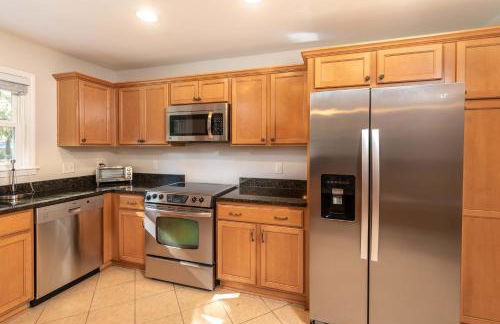 Refinished 3-BR Lowcountry Retreat - Foto 9