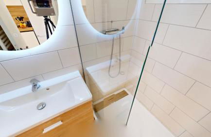 55E - Superbe studio climatisé entièrement rénové au 5ème et dernier étage sur le bord de Mer de Menton - Photo 9