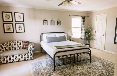 ~ The Cozy Farmhouse ~ | Sleeps 10+ | Farm Views - Foto 38