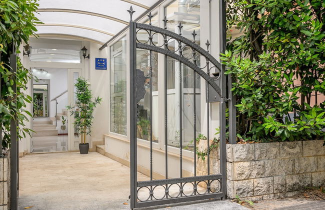 Yellow house with private parking - Photo 31