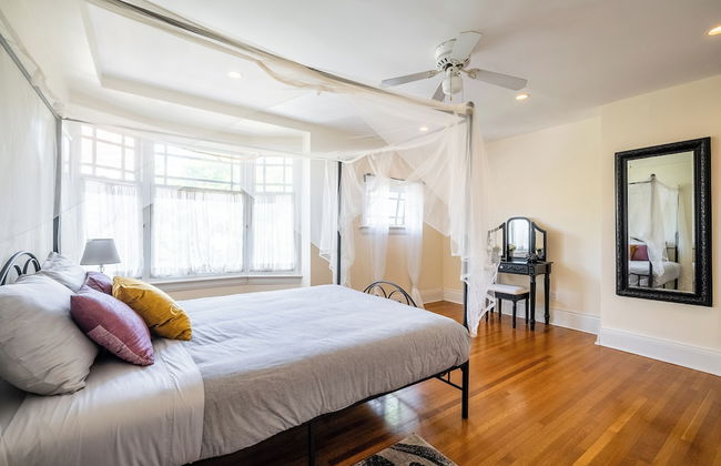 Cozy Houses in Downtown Toronto by GLOBALSTAY - Photo 12