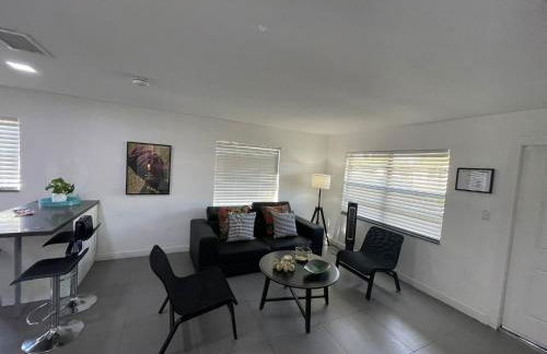 Stylish Pool Home - Photo 31