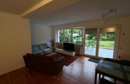 Cozy Garden Apartment near Train Station & Nature - Foto 4