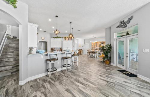 Game Room Theater Luxurious Waterfront Retreat - Photo 27