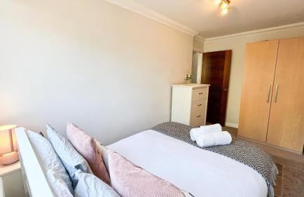 Lovely 4-Bedroom Kilburn Flat with Garden and Parking near Hampstead Heath, Abbey Road by Staylio London - Foto 28