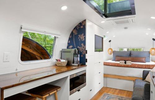 Luxury Airstream w hot tub, king bed, & grill - Foto 21