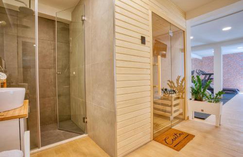 VILLA CVITA is a modern 5-bedroom villa with a Jacuzzi, a Gym and Finnish Sauna, a heated pool, and amazing views - Foto 10