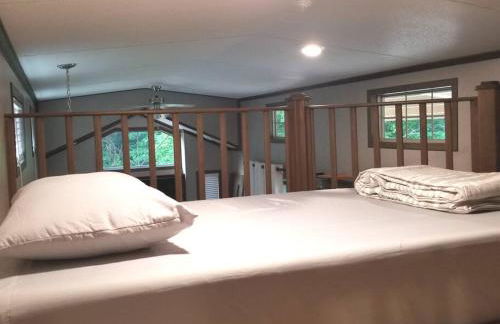 Tiny home with hammock loft BBQ and yard - Foto 18