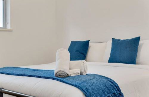 Sleek loft style 2BR I Gym I Parking I Workspace - Foto 8