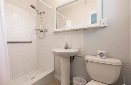 Poolfront Cottage Near Beach with Full Kitchen! - Foto 13