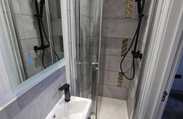 Modern 4 BR flat with 4 ensuites in central Reading - Photo 3