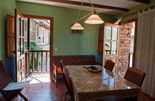 Charming House in Robledillo de Gata with Fireplace and Terrace - Foto 12