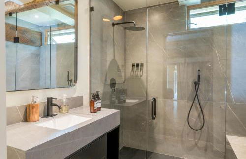 Bear Lodge with private Pool, Hottub, and Sauna! - Photo 28