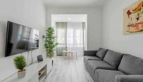 Lovely 3-bedroom condo w/ free parking on premises - Photo 2