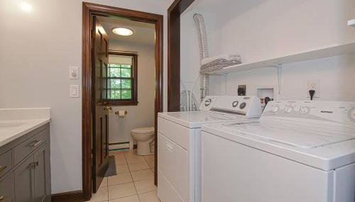 Master Bedroom with bath in a beautiful home - Foto 2