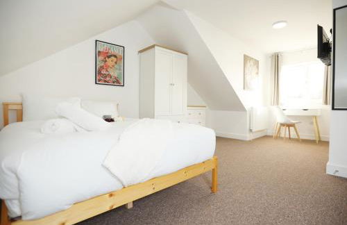 Gloucester Rd By N And N Stays, Newly Refurbed 6 Bed all ensuite house by N And N Stays Ltd, Perfect for contractors and Corporate stays, Close to YTL Arena Site, Pvt Parking for Vans and and work vehicles, Wifi - Foto 57