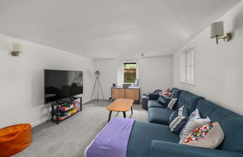 Rosebank House - 12 Guests, 6 Ensuite Bedrooms, EV point, Games Rooms, Wood Burner, Pet Friendly! - Photo 13