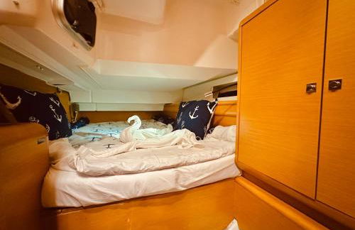 Sleep aboard a modern sailboat in Oeiras - Foto 33