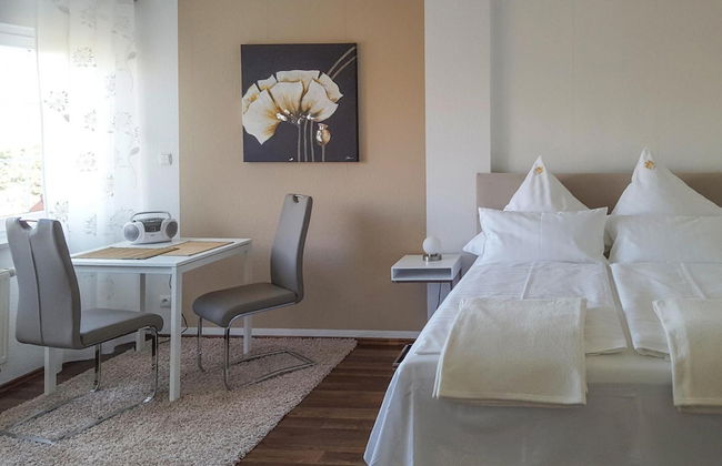 Large, Comfortable Holiday Villa, Private Garden - Photo 2