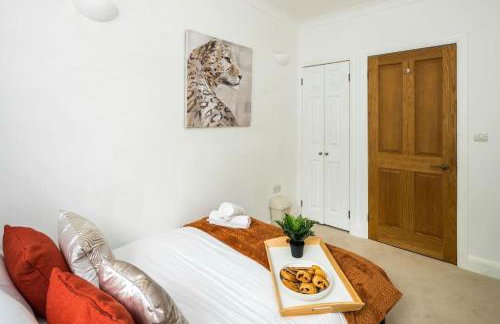 Where Style & Convenience Combine- Photo ID Required - Foto 25