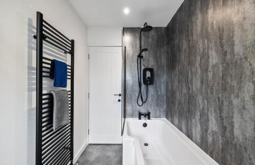 Prime Central Living 5-Bedroom 3-Bath Spacious House - Photo 18